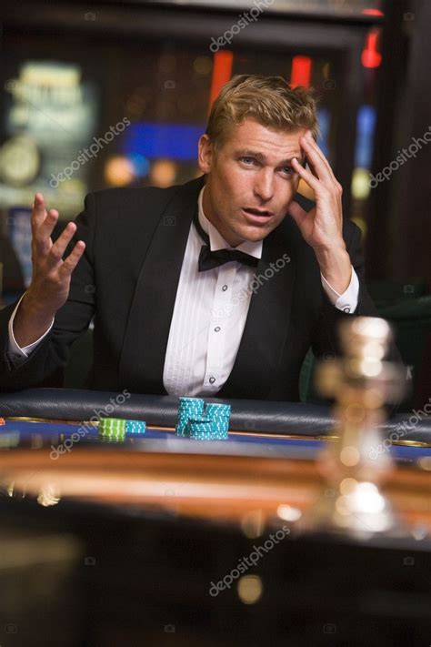 недовольный игрок в казино